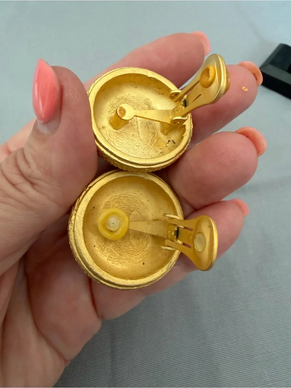 Vintage 80s Fashion Gold-Tone with Deep Blue Resin Clip On Earrings.